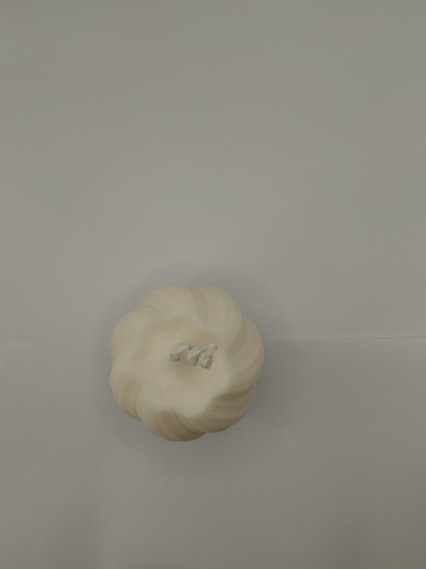 Χειροποίητο Κερί “Swirl Sphere” από Φυσικό Κερί