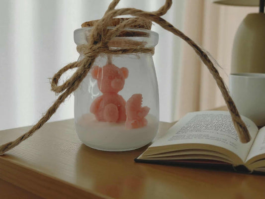 Χειροποίητη Μπομπονιέρα “Little Bear” – Κερί Ελαιοκράμβης σε Γυάλινο Βαζάκι